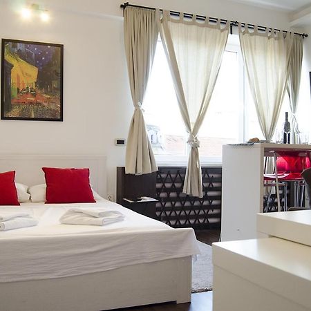 Studio Apartment With A View Of Ban Jelacic Square Zagabria Esterno foto