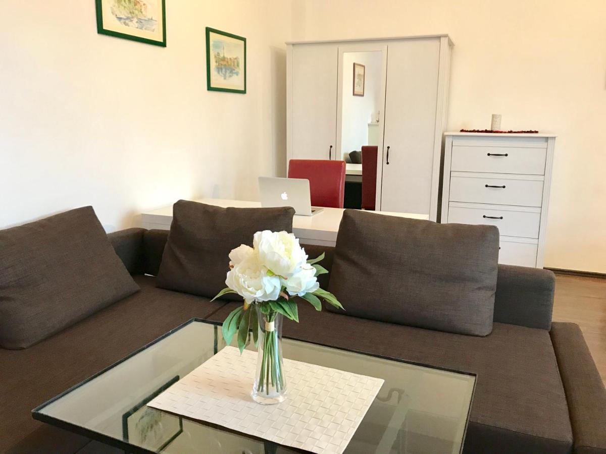 Studio Apartment With A View Of Ban Jelacic Square Zagabria Esterno foto