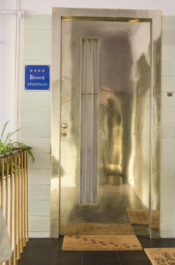 Studio Apartment With A View Of Ban Jelacic Square Zagabria Esterno foto