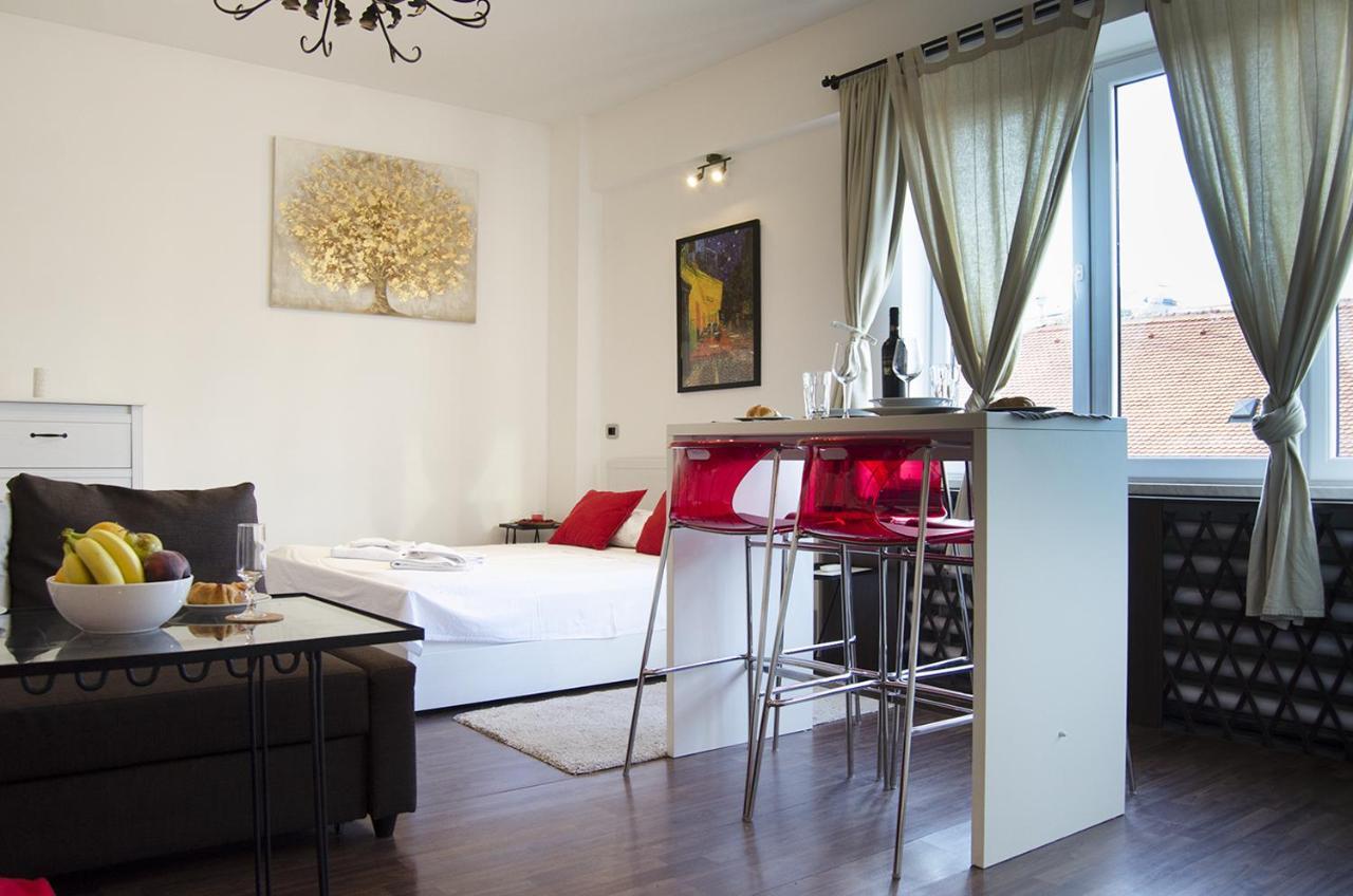 Studio Apartment With A View Of Ban Jelacic Square Zagabria Esterno foto