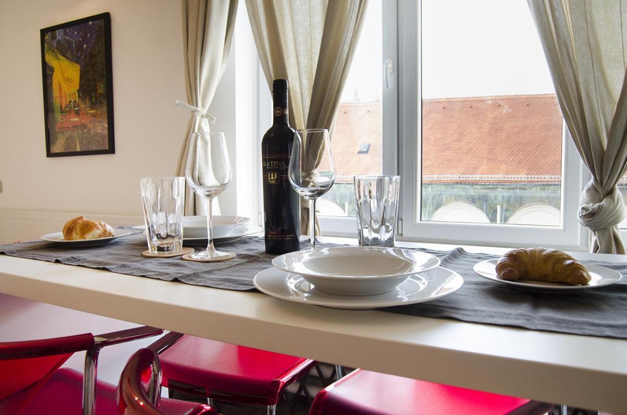 Studio Apartment With A View Of Ban Jelacic Square Zagabria Esterno foto